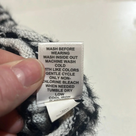 Elle black and white fuzzy sweater large - Picture 8 of 9